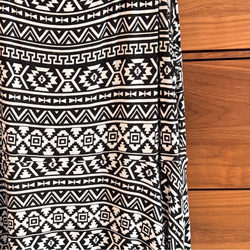 Express Black and White Geometric dress - Picture 2 of 6